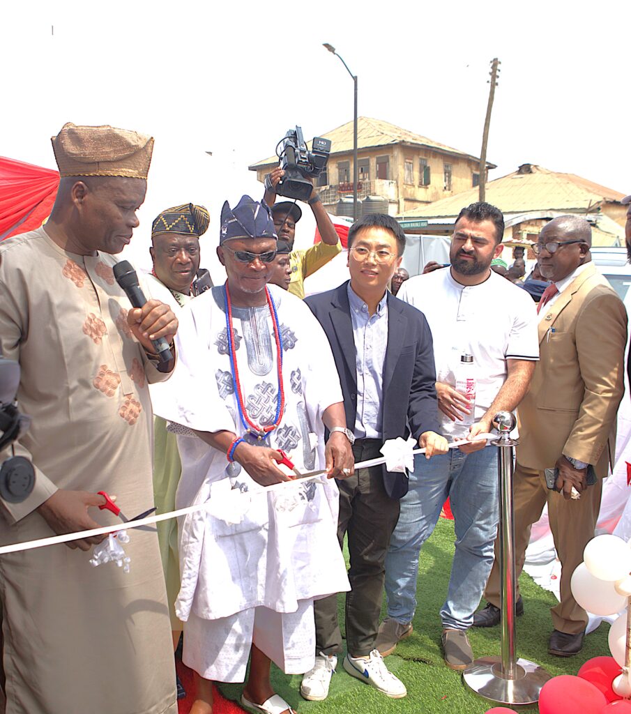 Olatunbosun, Mogaji of the Balogun Ibikunle family, Ayeye, Rear Admiral Lateef Akintola (retired), General Manager Media Entertainment Solutions, LG Electronics, Choongbae Seok, Ibadan Branch Manager, Fouani Nigeria Limited, Mr. Jad Atwin at the official commissioning of the Solar-powered Borehole donated to Ayeye Community area of Ibadan, Oyo state today.
